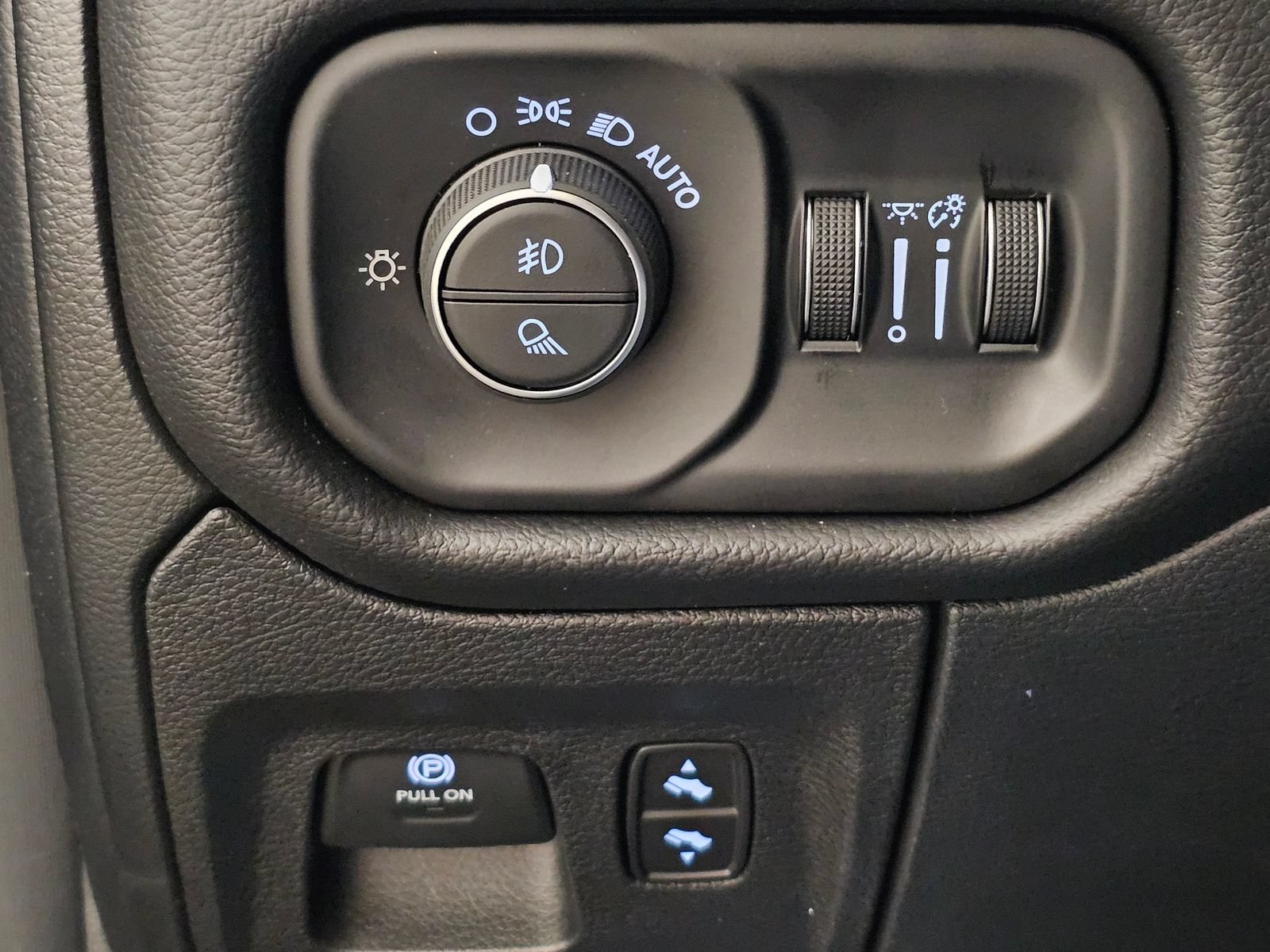 New 2026 RAM 1500 Laramie AWD/4WD image 16