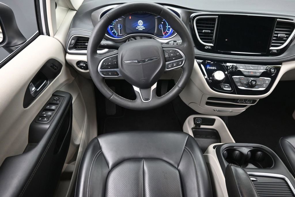 Used 2023 Chrysler Pacifica Touring-L FWD image 11