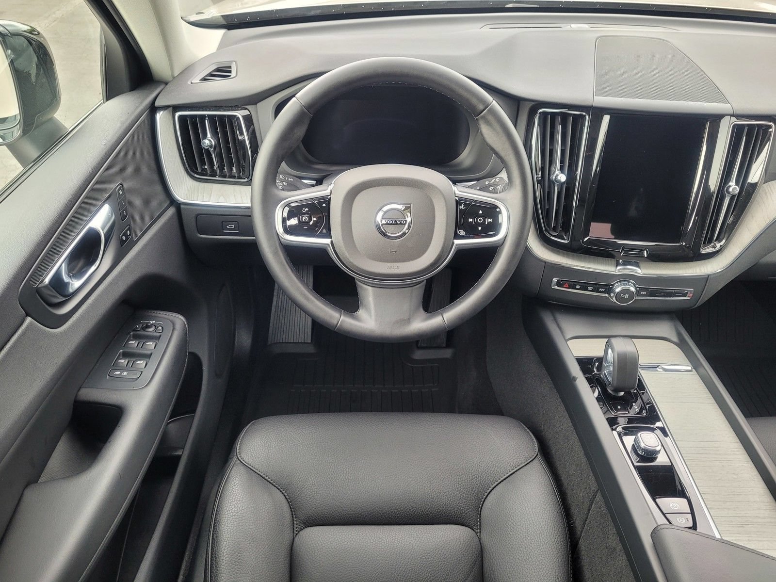 Used 2025 Volvo XC60 B5 Plus AWD/4WD image 18