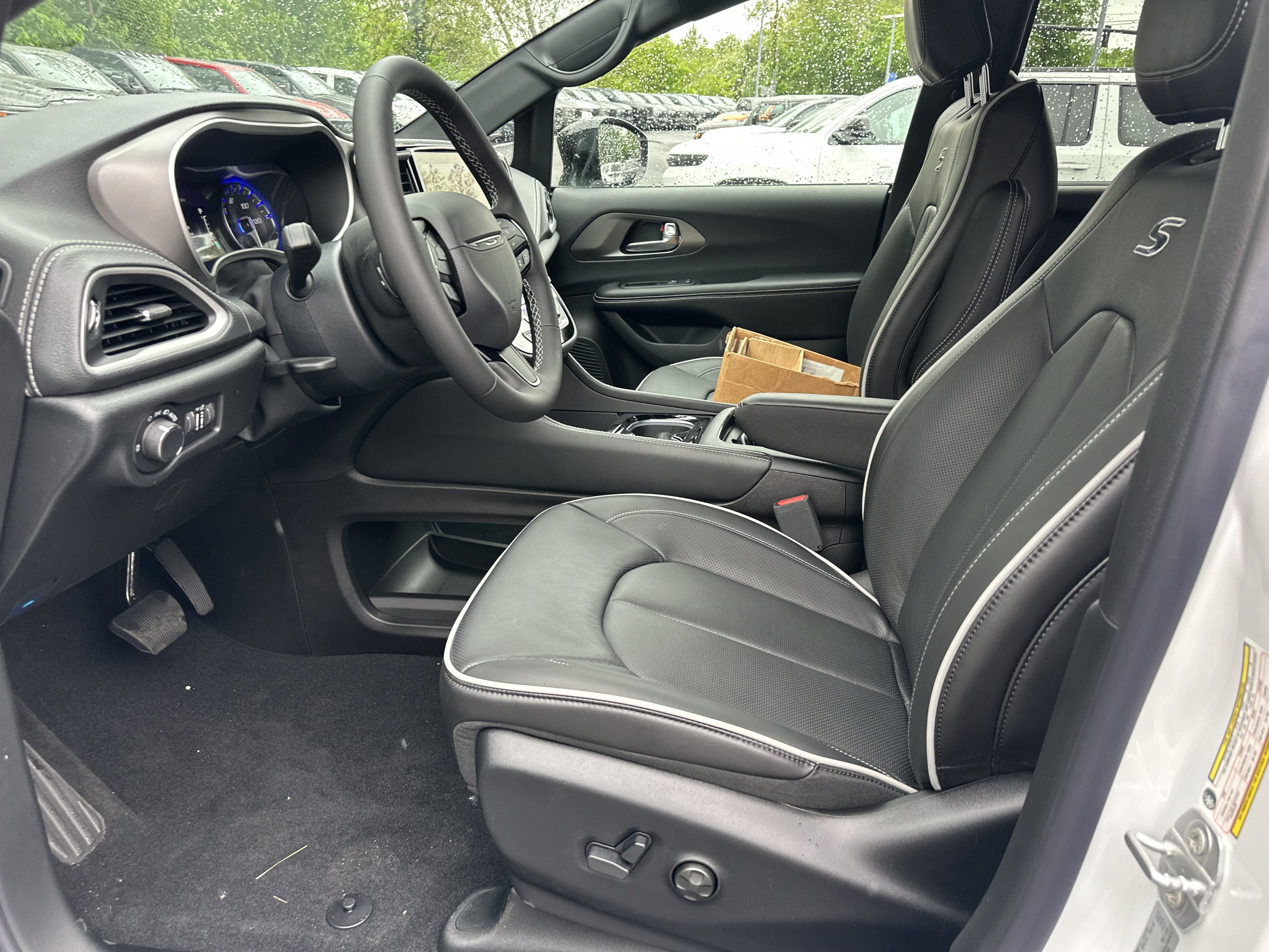 New 2027 Chrysler Pacifica Limited FWD image 27