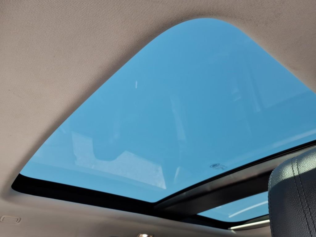 Used 2020 Land Rover Range Rover Evoque SE image 14