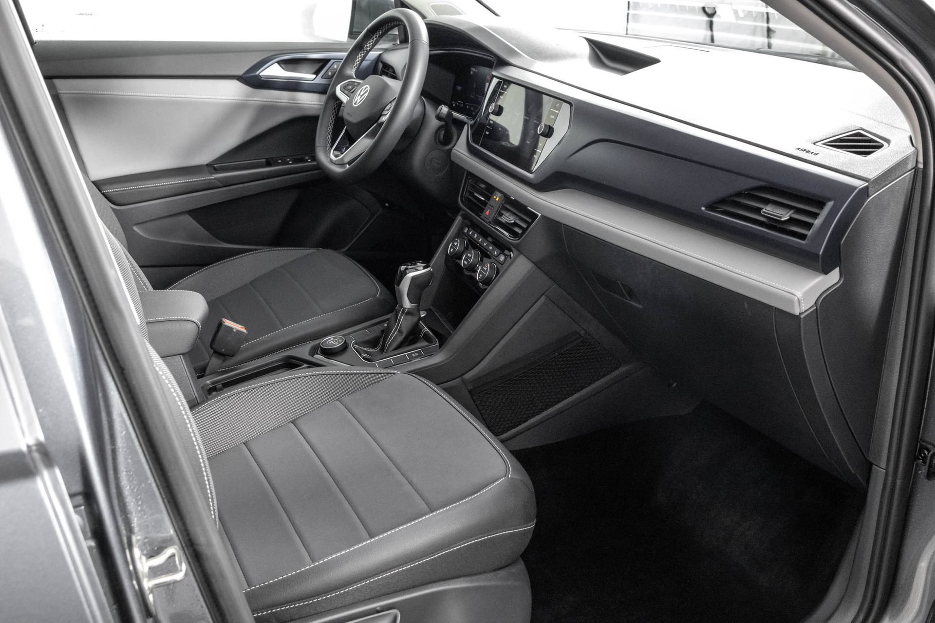 Used 2024 Volkswagen Taos SE w/ Panoramic Sunroof Package AWD/4WD image 42