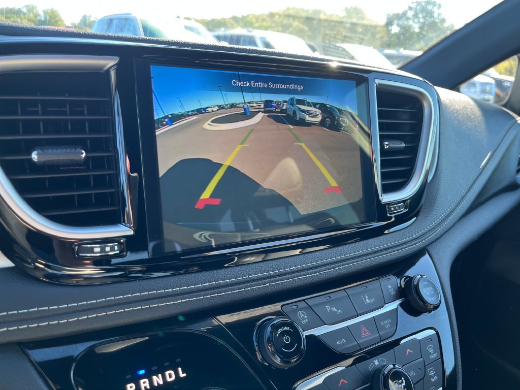 Used 2026 Chrysler Pacifica Limited FWD image 19