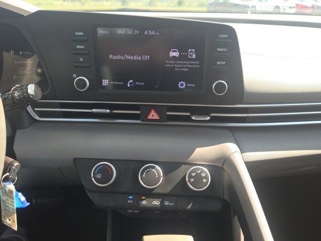 Used 2021 Hyundai Elantra SE FWD image 22