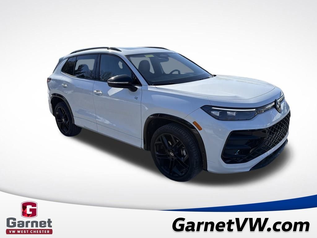 Certified 2025 Volkswagen Tiguan SE R-Line image 8