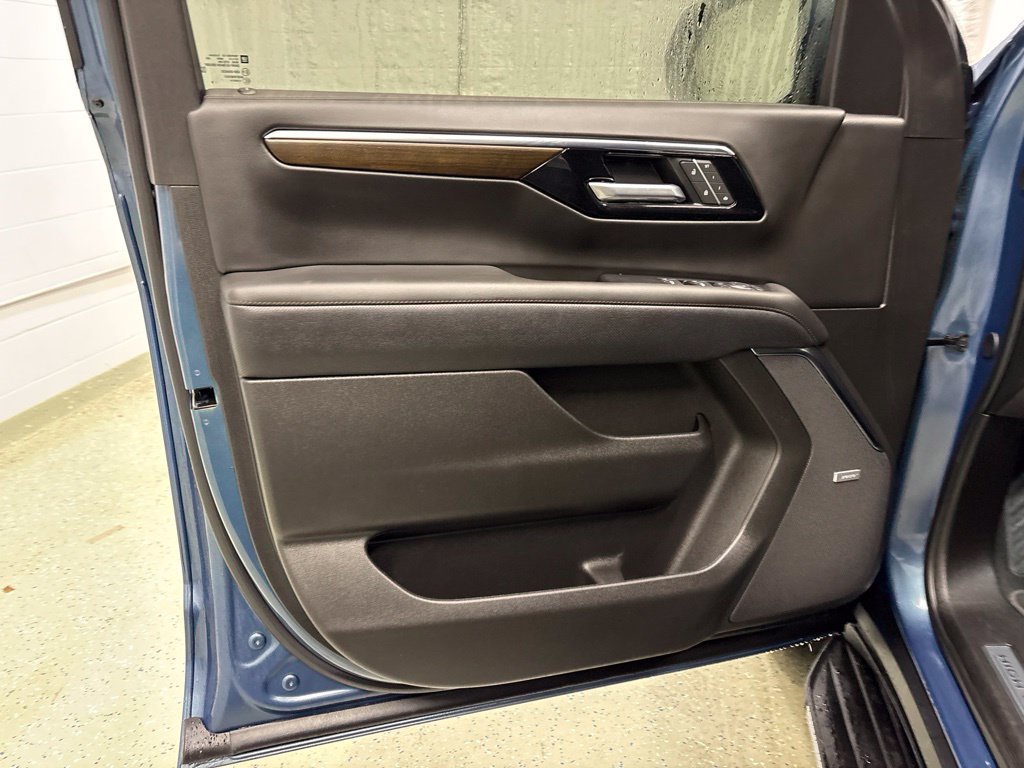 Used 2025 Chevrolet Tahoe High Country AWD/4WD image 13