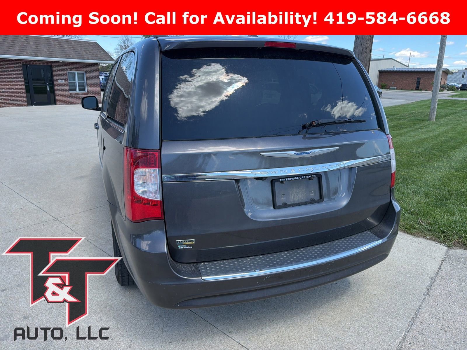 Used 2015 Chrysler Town & Country Touring image 3