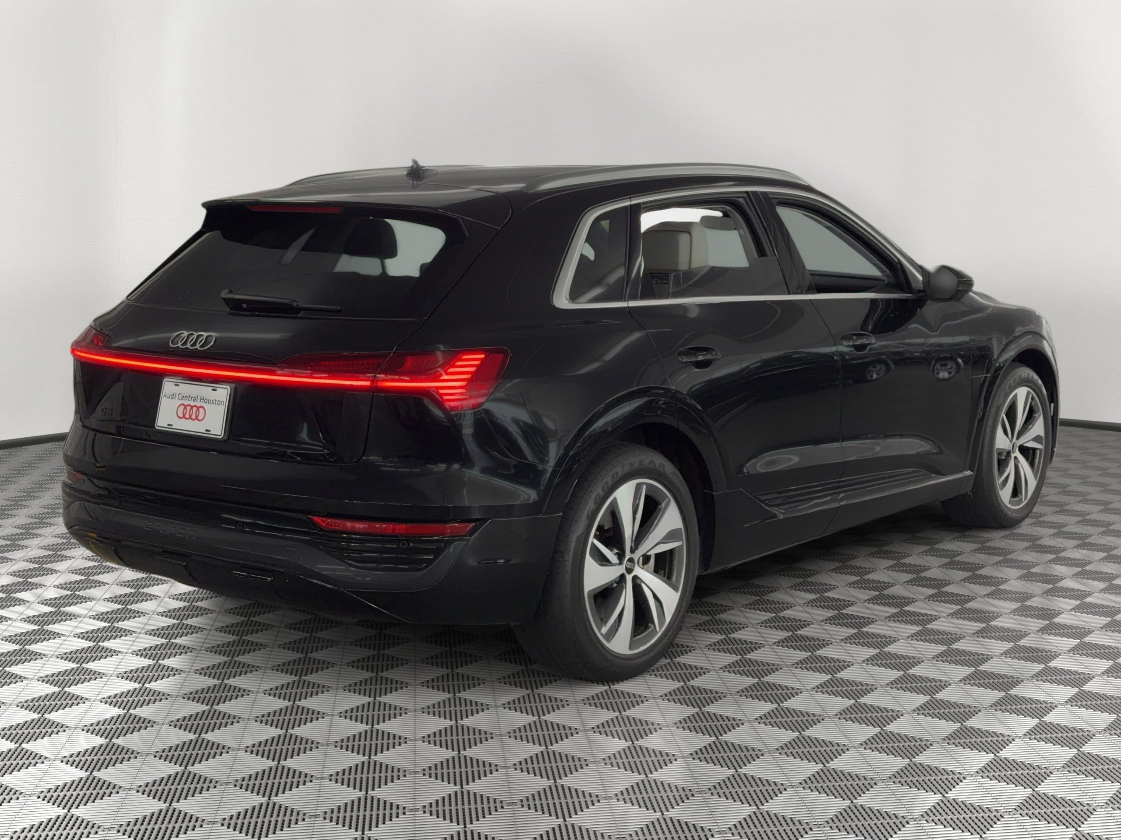 Used 2024 Audi Q8 e-tron Premium Plus w/ Premium Plus Package AWD/4WD image 9