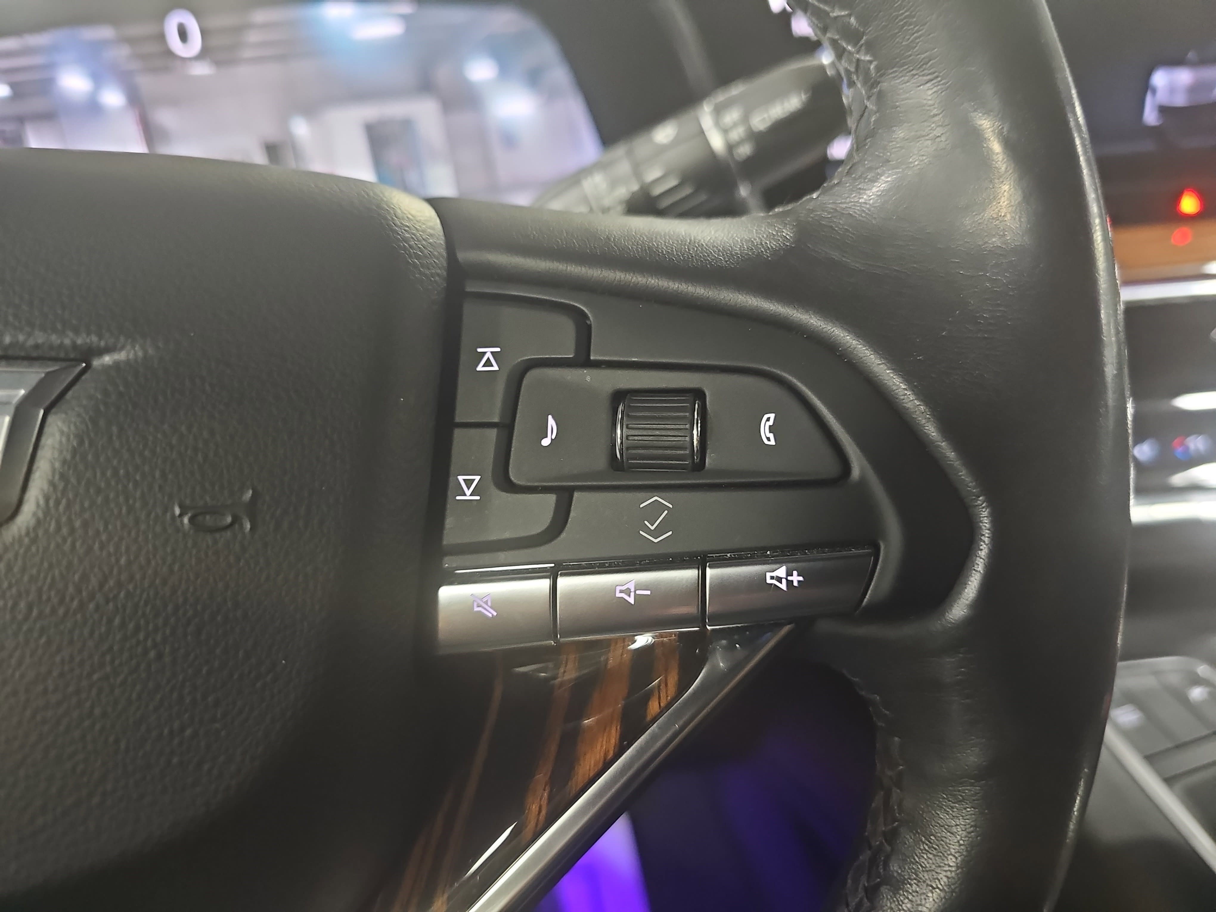 Used 2021 Cadillac Escalade ESV Premium Luxury image 20