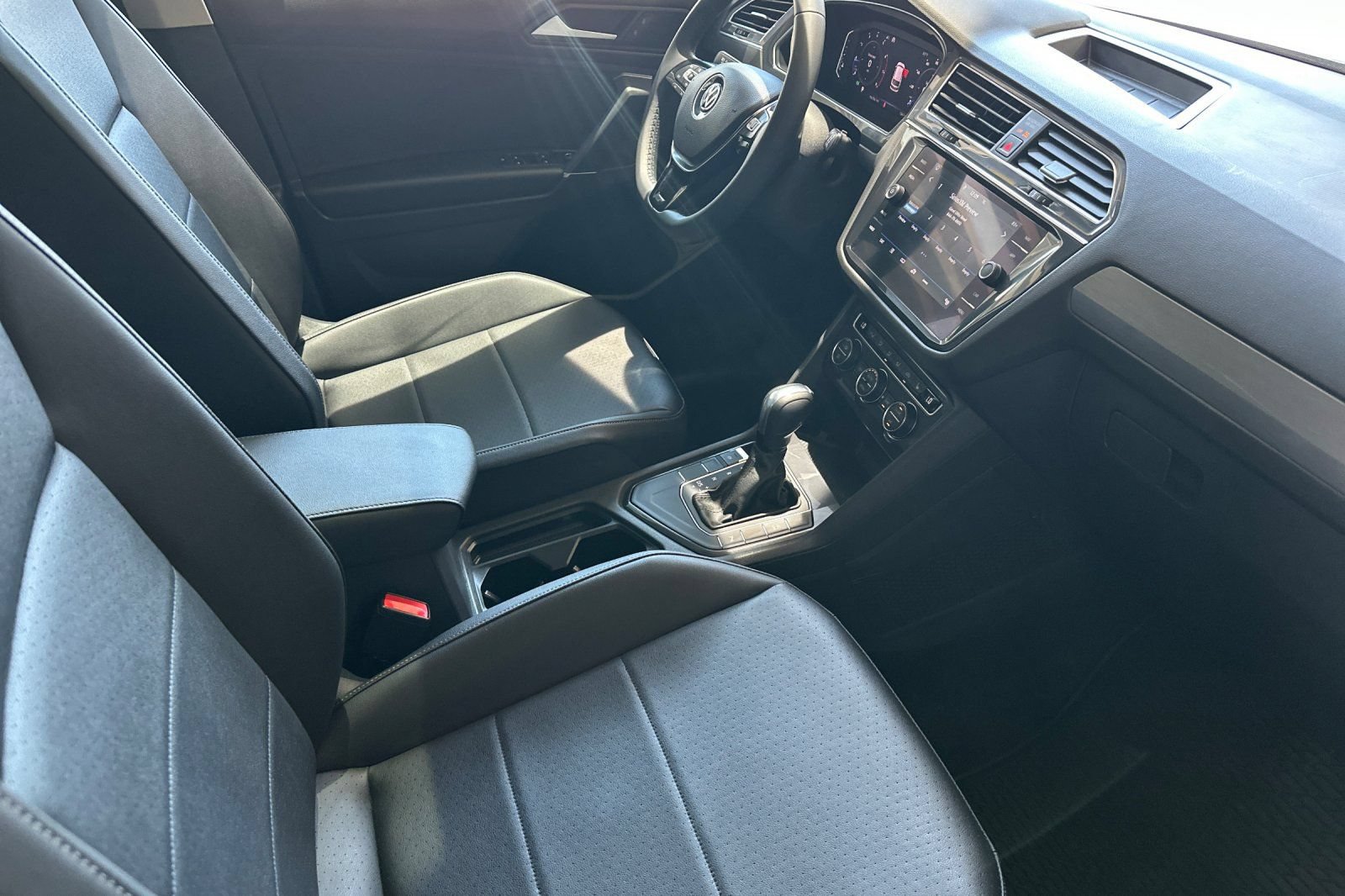 Used 2020 Volkswagen Tiguan SEL FWD image 17