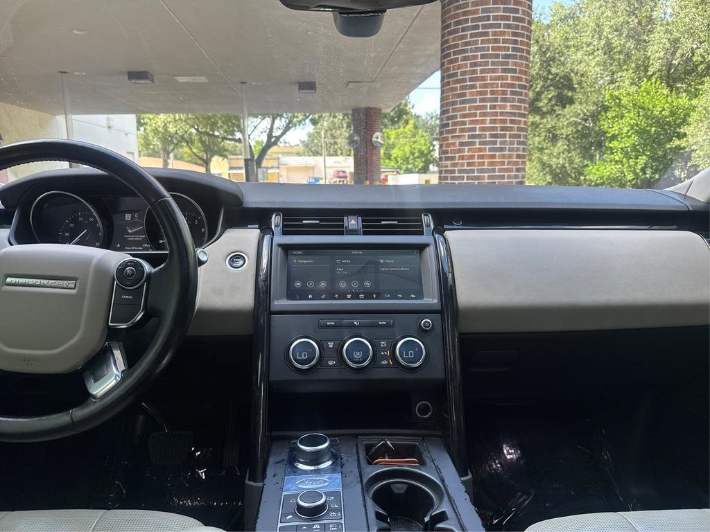 Used 2018 Land Rover Discovery SE image 13