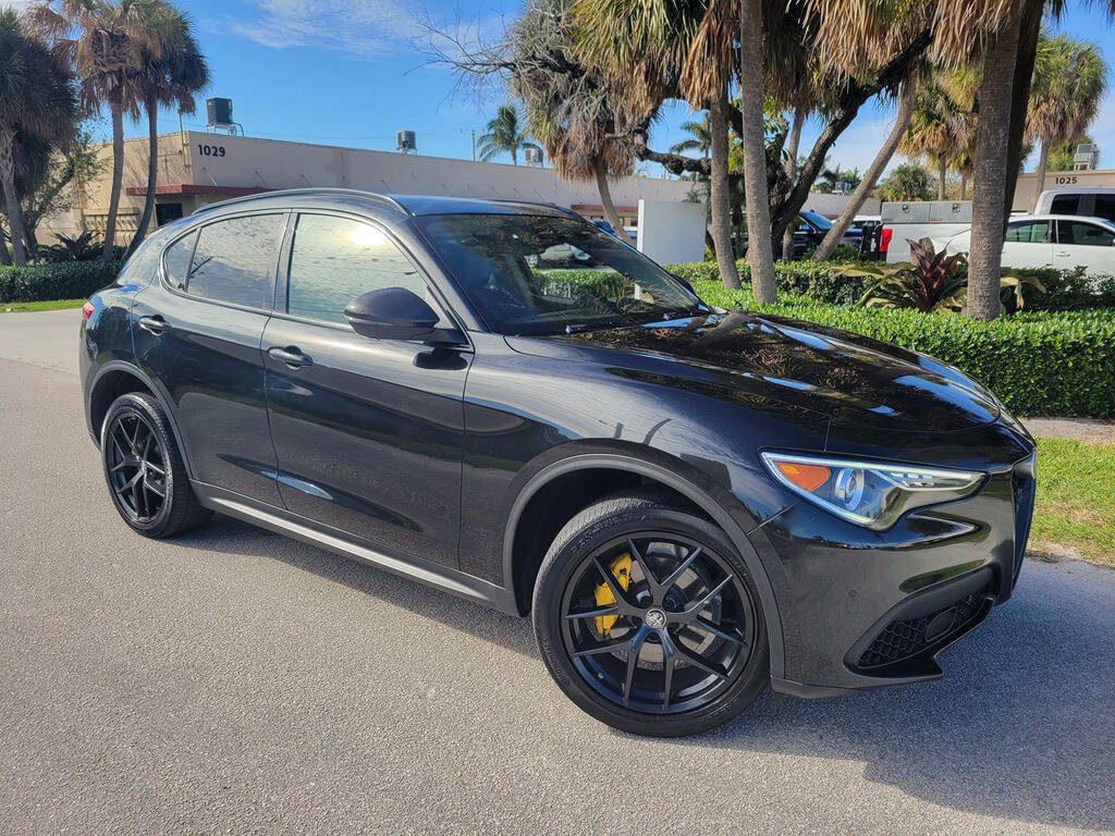 Used 2019 Alfa Romeo Stelvio Sprint w/ Nero Edizione image 10