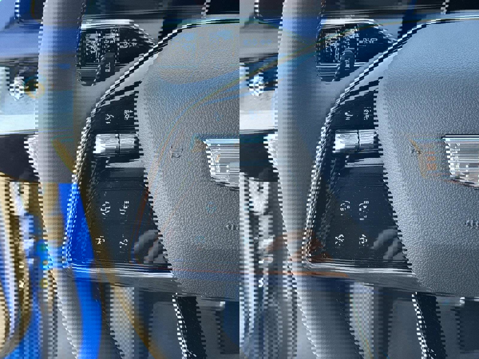 New 2026 Cadillac Optiq Luxury 2 image 31