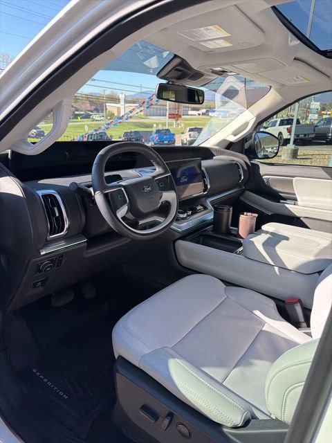 Used 2025 Ford Expedition Platinum w/ Driver's Package image 2