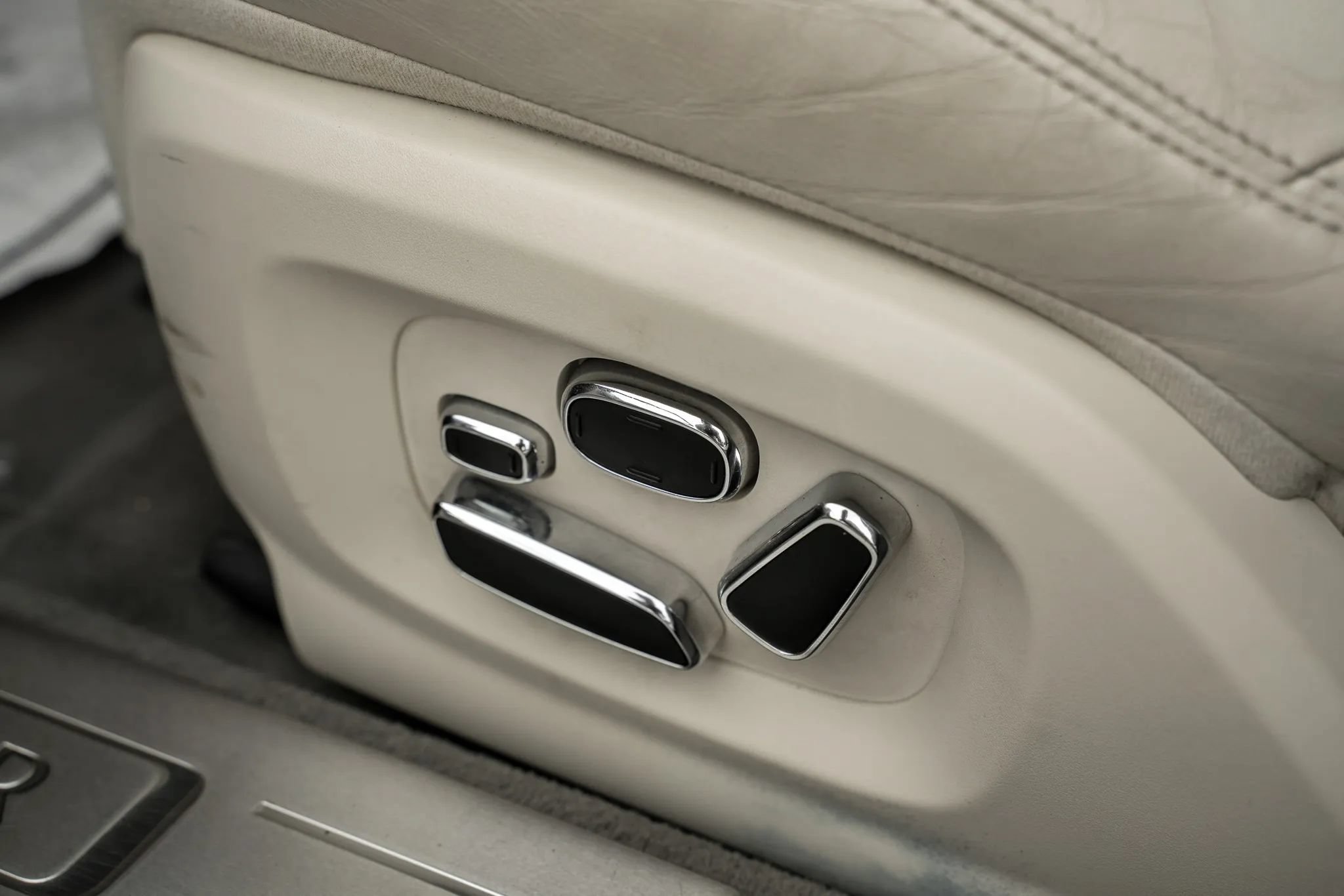 Used 2012 Jaguar XJ RWD image 17