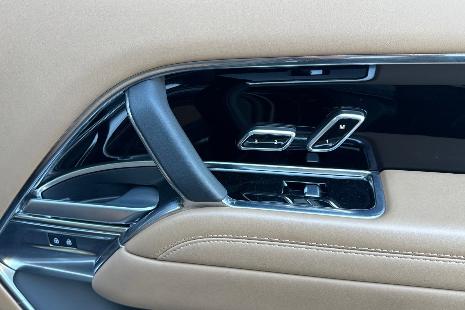 Certified 2023 Land Rover Range Rover SE image 19