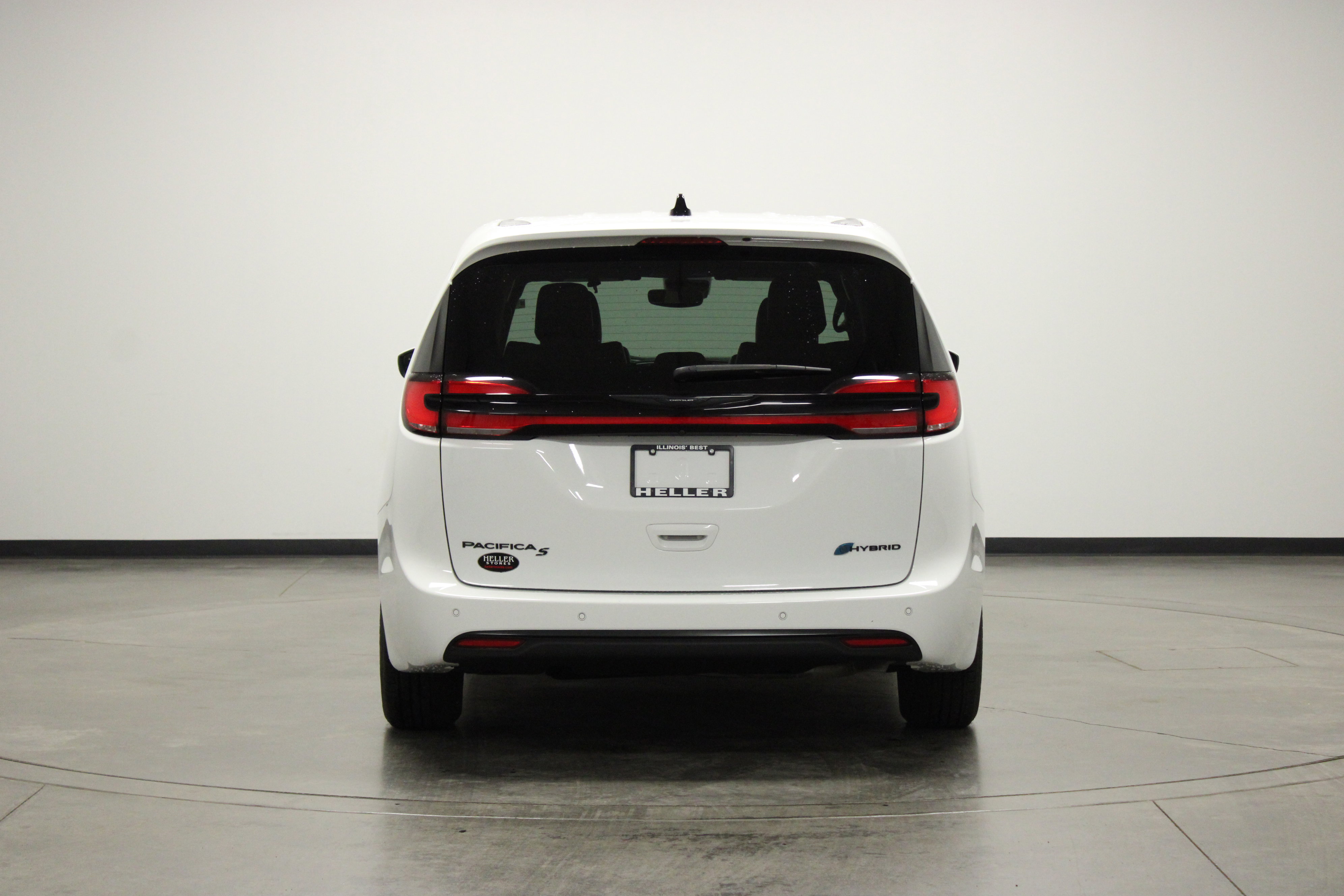 Used 2023 Chrysler Pacifica Touring-L w/ Uconnect Theater Family Group image 7