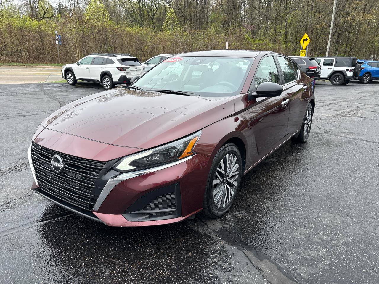 Used 2024 Nissan Altima 2.5 SV FWD image 3