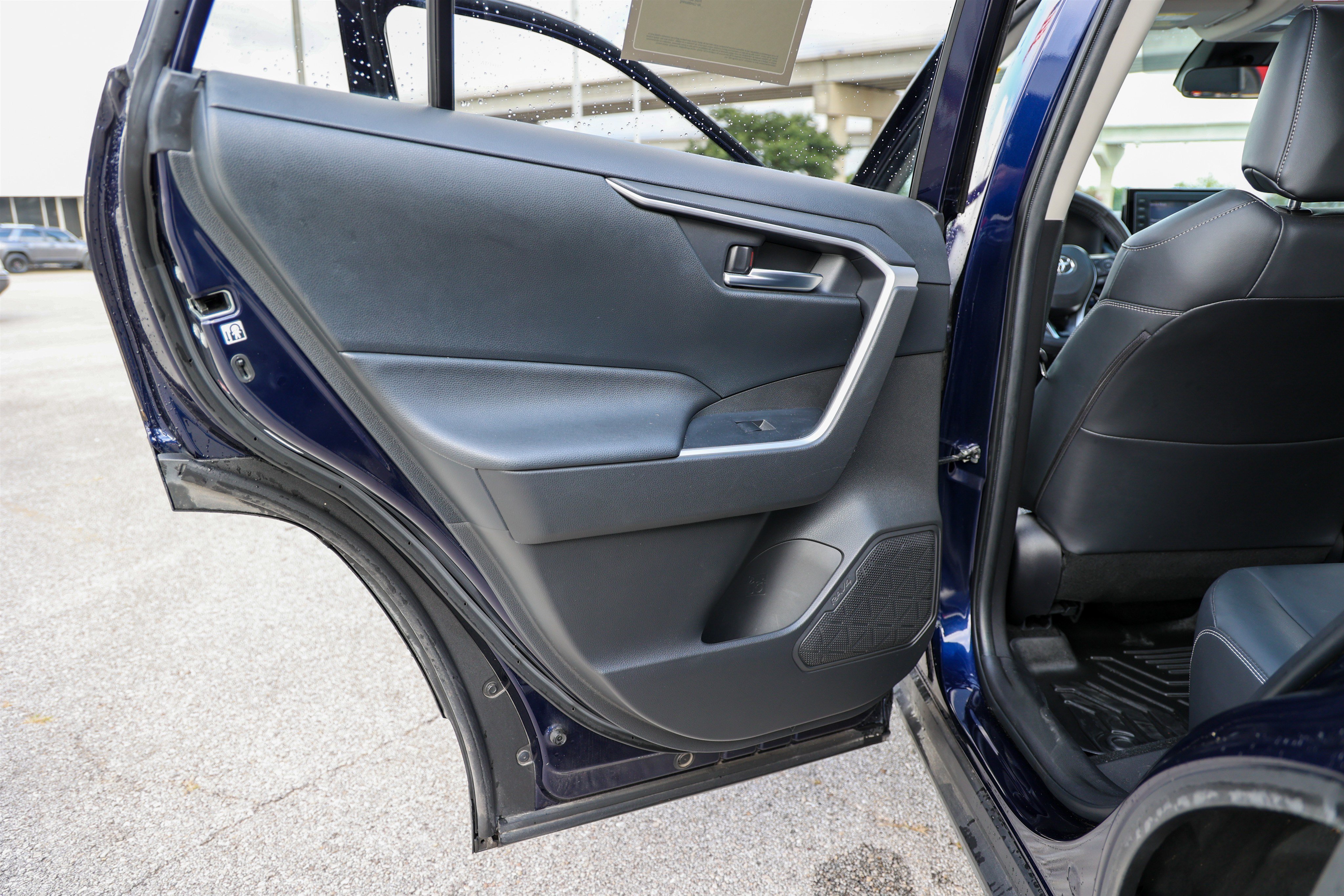 Used 2020 Toyota RAV4 XLE Premium FWD image 37