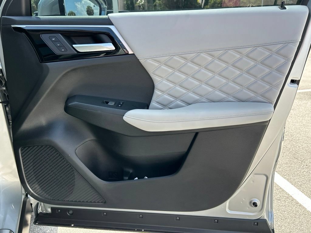 Used 2025 Mitsubishi Outlander 4WD Plug-In Hybrid image 41