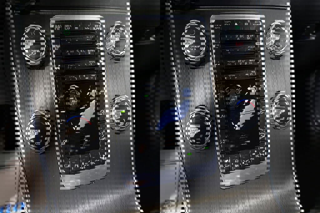 Used 2016 Volvo V60 T5 Cross Country Platinum image 38