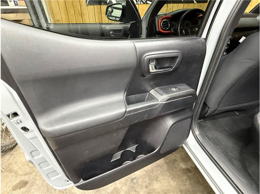 Used 2020 Toyota Tacoma TRD Sport AWD/4WD image 16