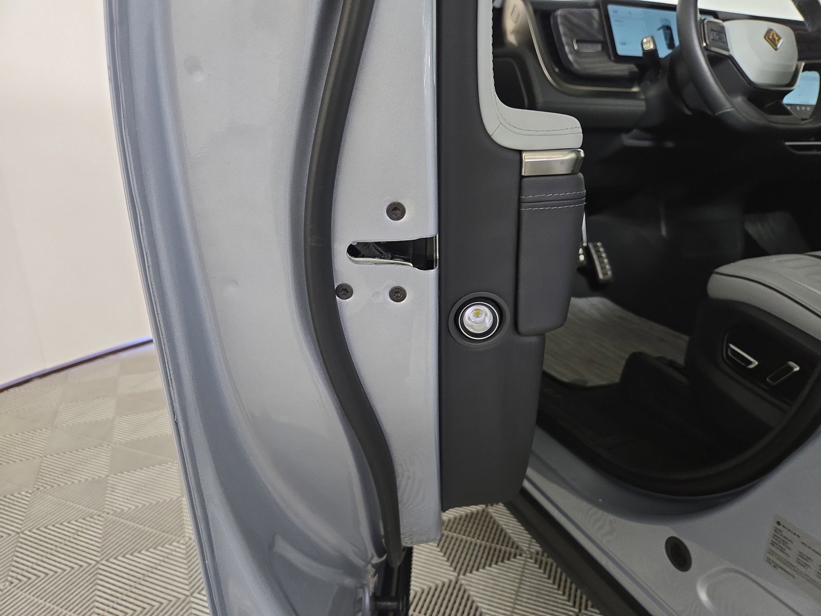 Used 2024 Rivian R1S Adventure image 32