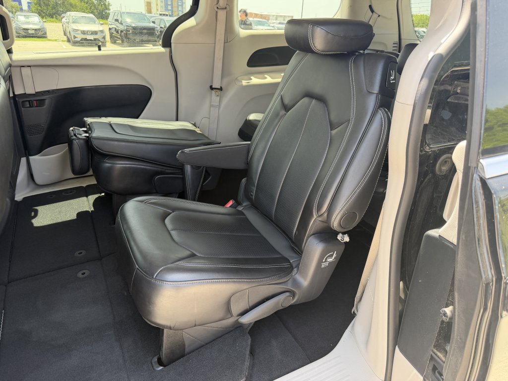 Used 2024 Chrysler Pacifica Touring-L FWD image 25
