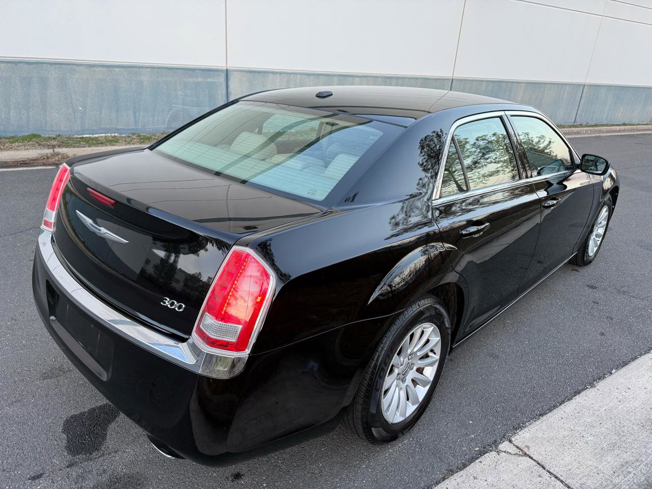 Used 2014 Chrysler 300 image 4