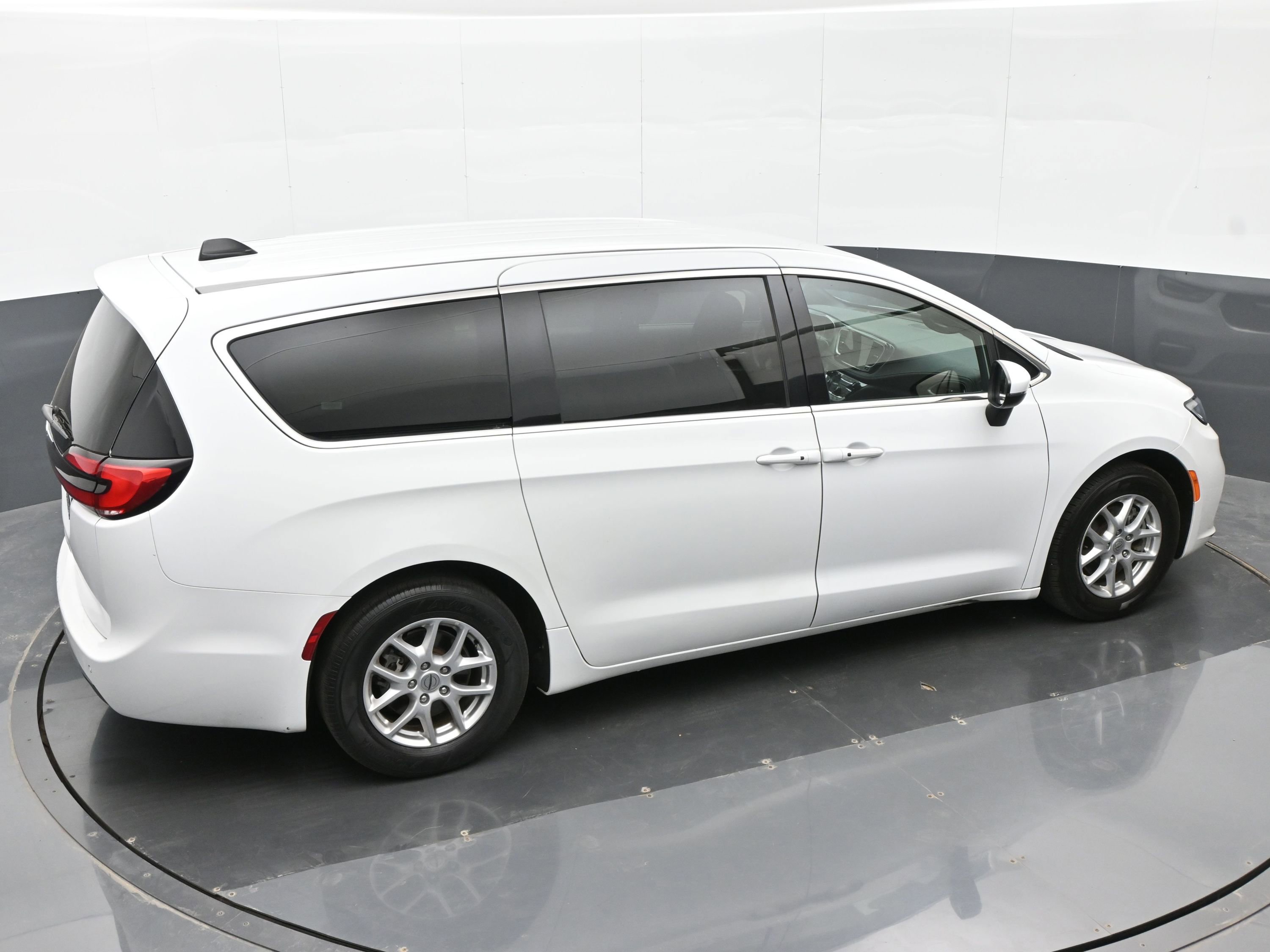 Used 2023 Chrysler Pacifica Touring FWD image 28