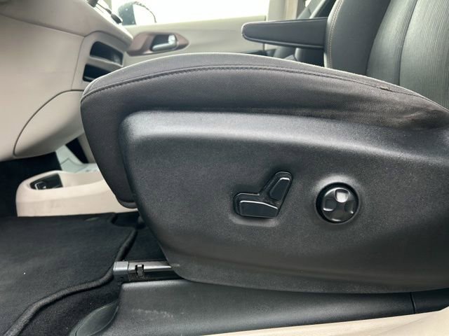 Used 2017 Chrysler Pacifica LX image 29