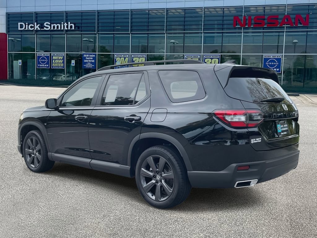 Used 2025 Honda Pilot Sport image 4