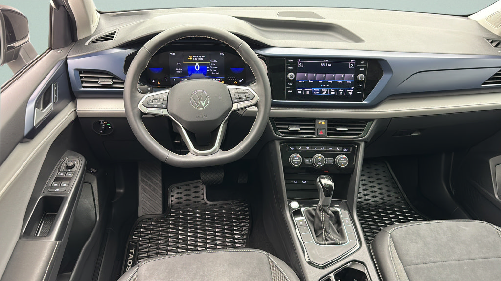 Used 2024 Volkswagen Taos SE w/ Panoramic Sunroof Package FWD image 11