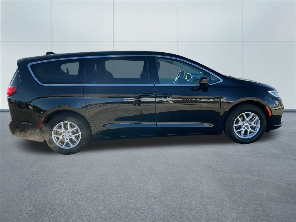 Used 2024 Chrysler Pacifica Touring-L FWD image 6