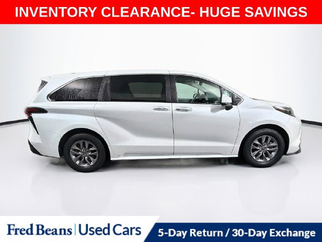 Used 2025 Toyota Sienna XLE FWD image 11