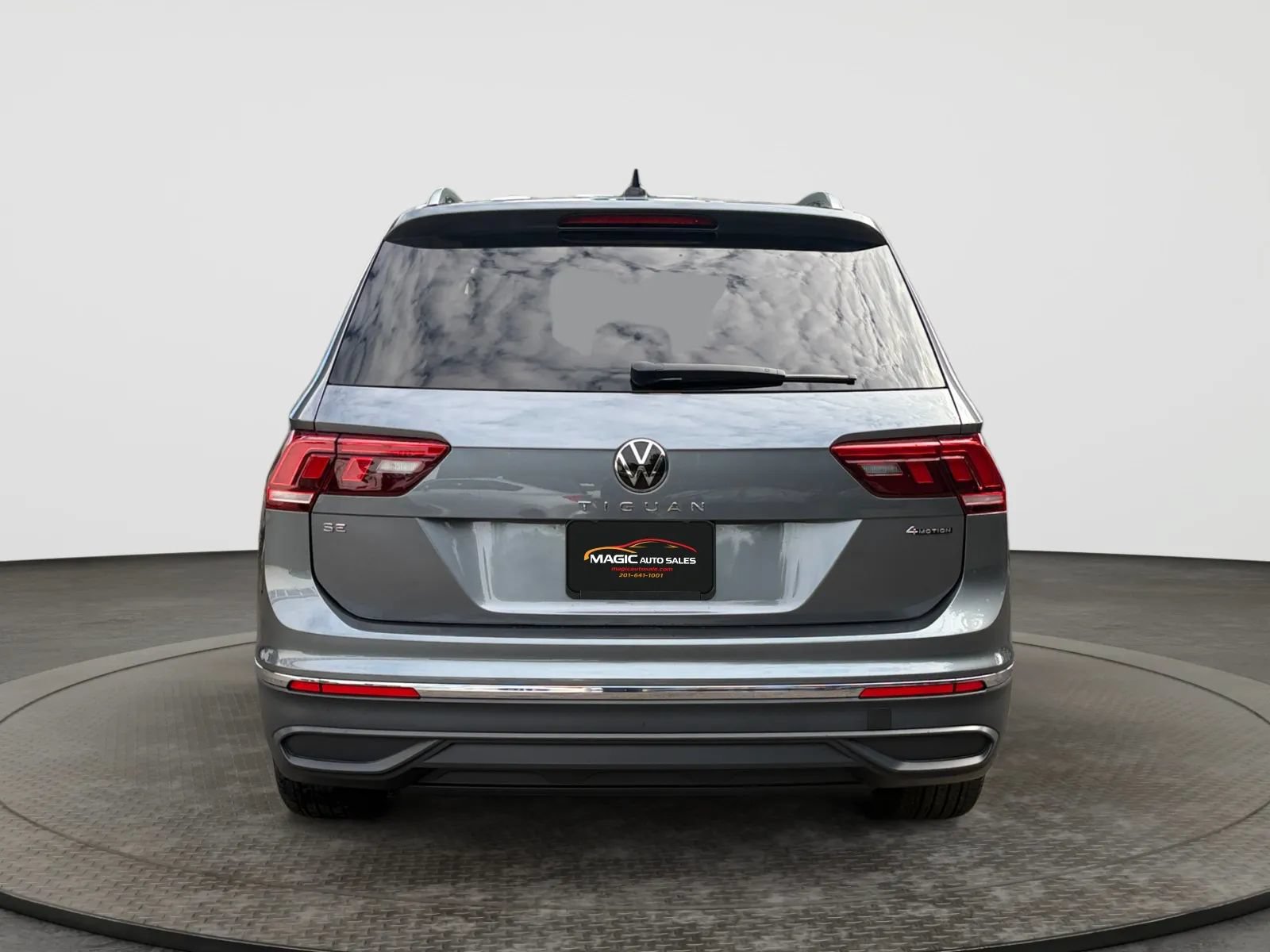 Used 2024 Volkswagen Tiguan SE w/ Panoramic Sunroof Package AWD/4WD image 9