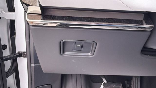 Used 2025 Land Rover Range Rover Sport SE image 17