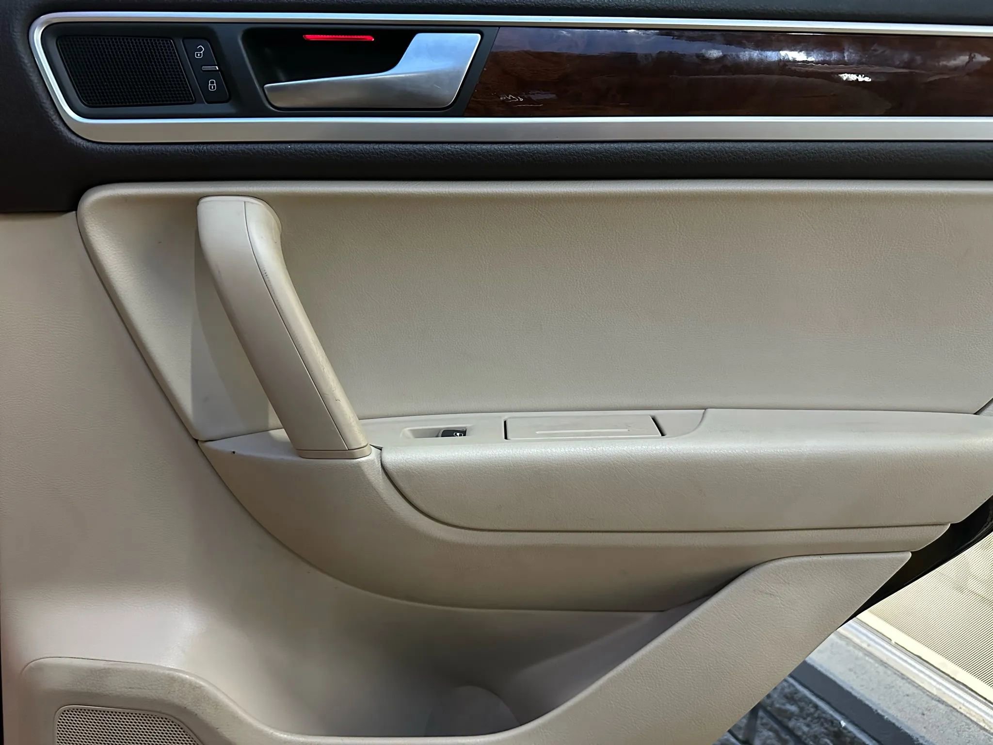 Used 2012 Volkswagen Touareg TDI image 13