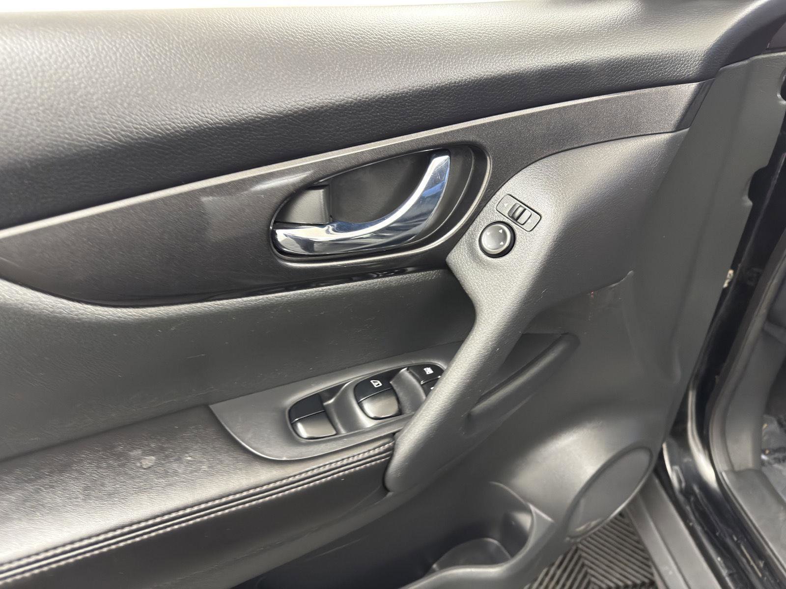 Used 2018 Nissan Rogue SV image 15