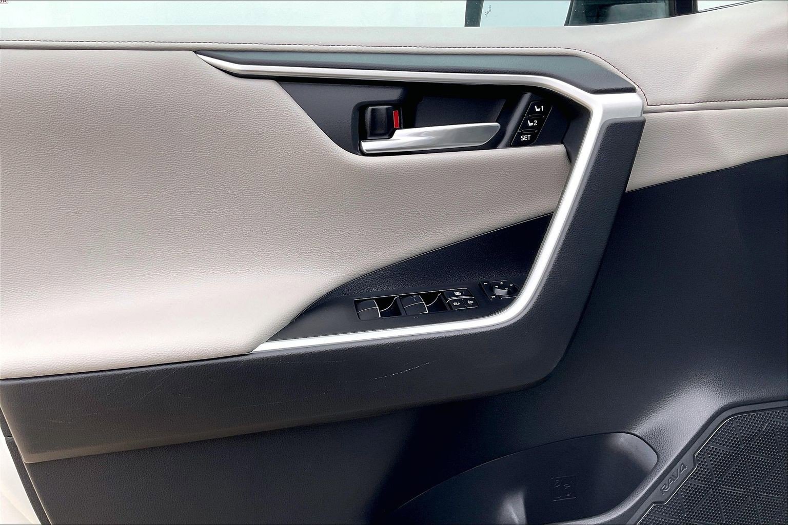 Used 2021 Toyota RAV4 Limited image 15