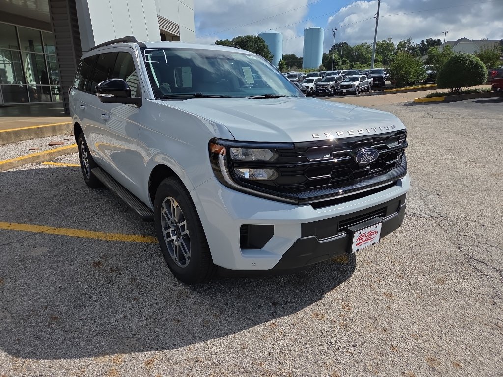 New 2026 Ford Expedition Active RWD image 3