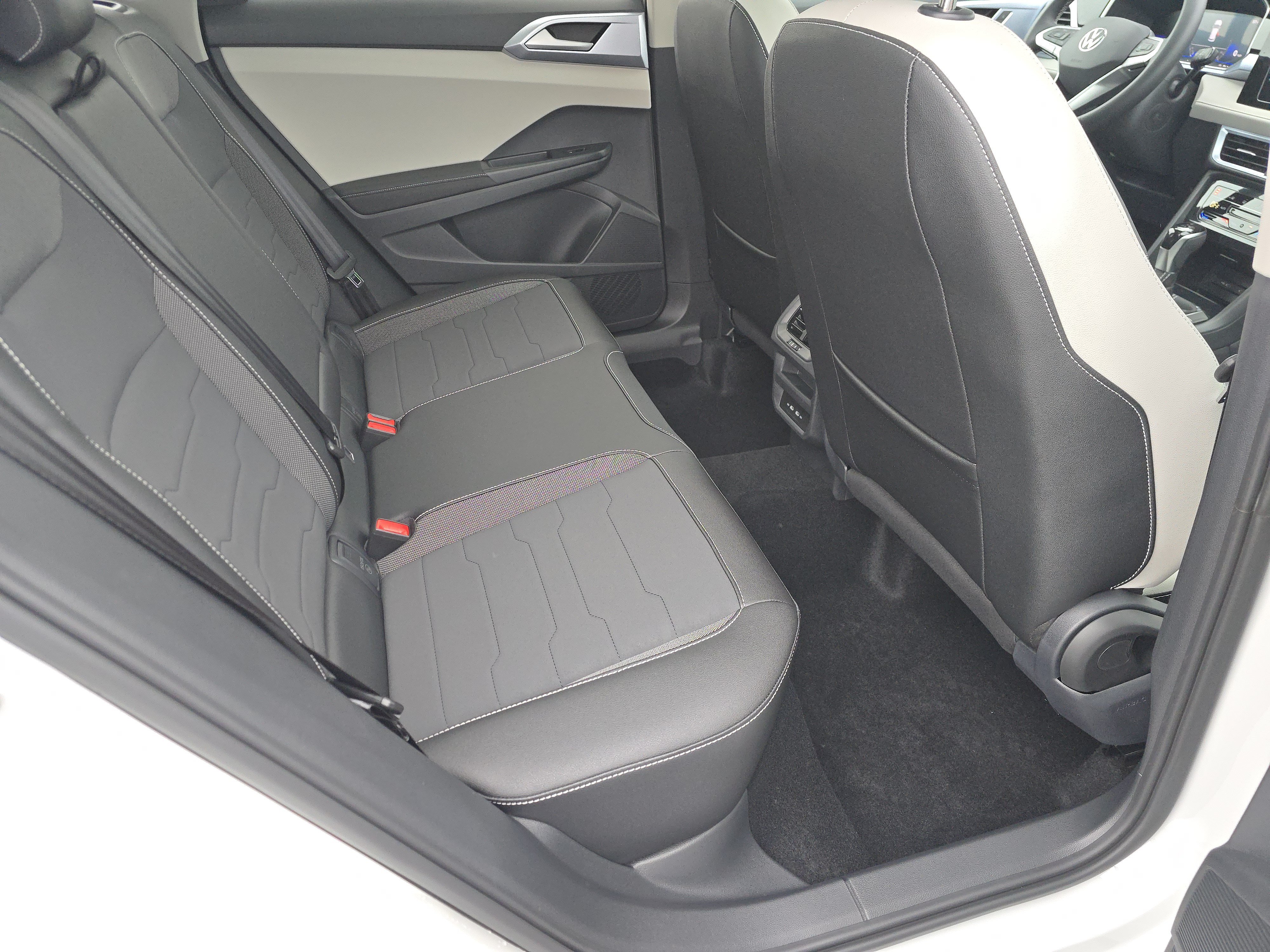 New 2026 Volkswagen Taos SE FWD image 16