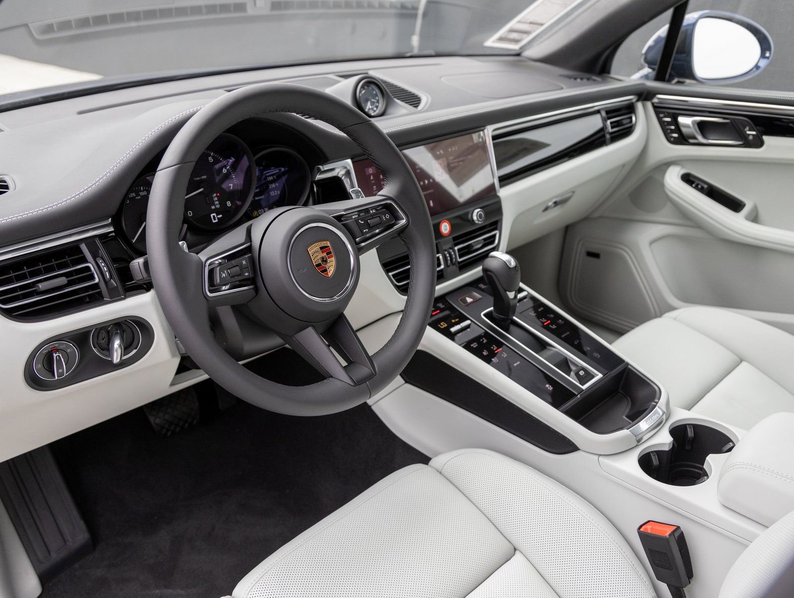 Certified 2025 Porsche Macan AWD/4WD image 4