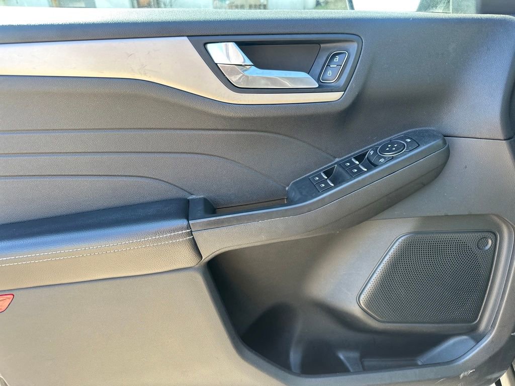 Used 2021 Ford Escape SE w/ SE Sport Appearance Package image 14