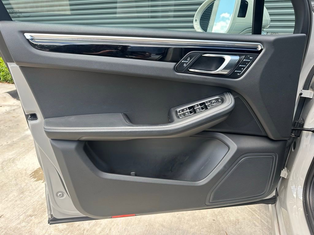 Certified 2023 Porsche Macan AWD/4WD image 19