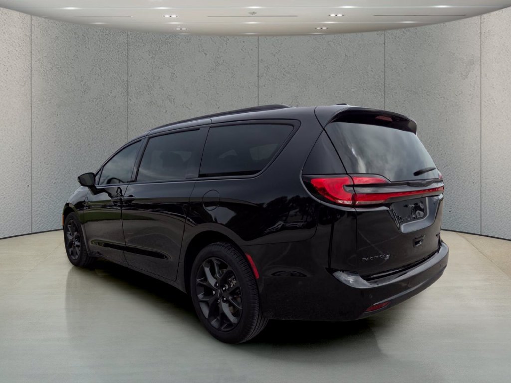 Used 2023 Chrysler Pacifica Limited w/ S Appearance Package AWD/4WD image 8