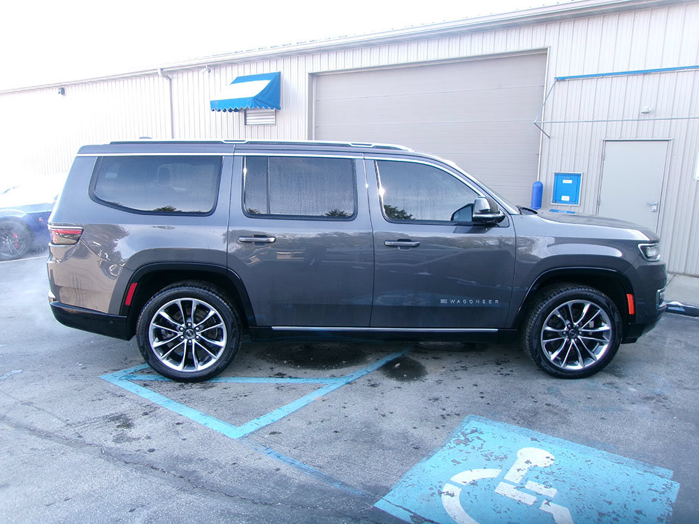 Used 2023 Jeep Wagoneer Series III w/ Premium Group I AWD/4WD image 7