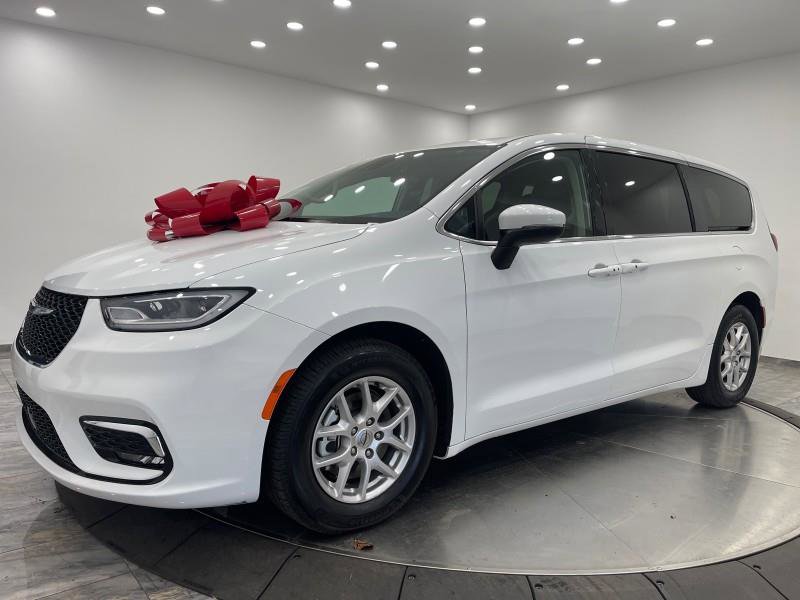 Used 2023 Chrysler Pacifica Touring-L image 3