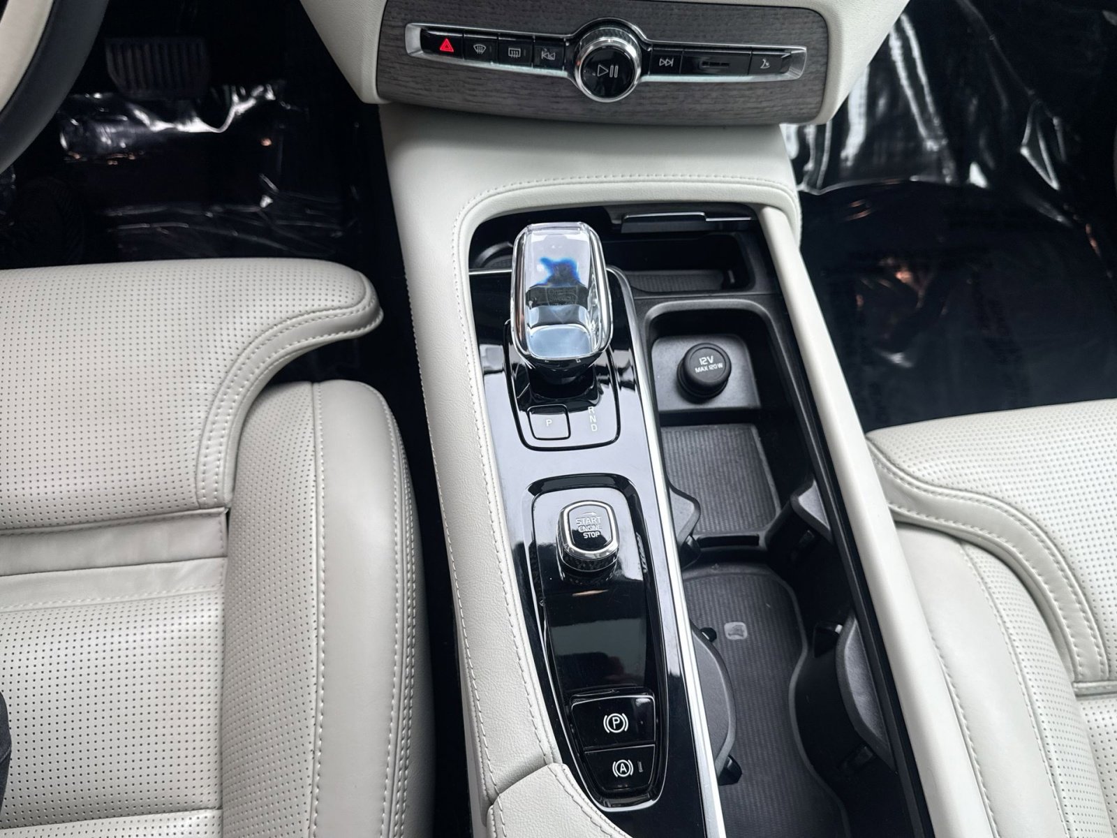 Certified 2023 Volvo XC90 B6 Ultimate w/ Protection Package Premier AWD/4WD image 22