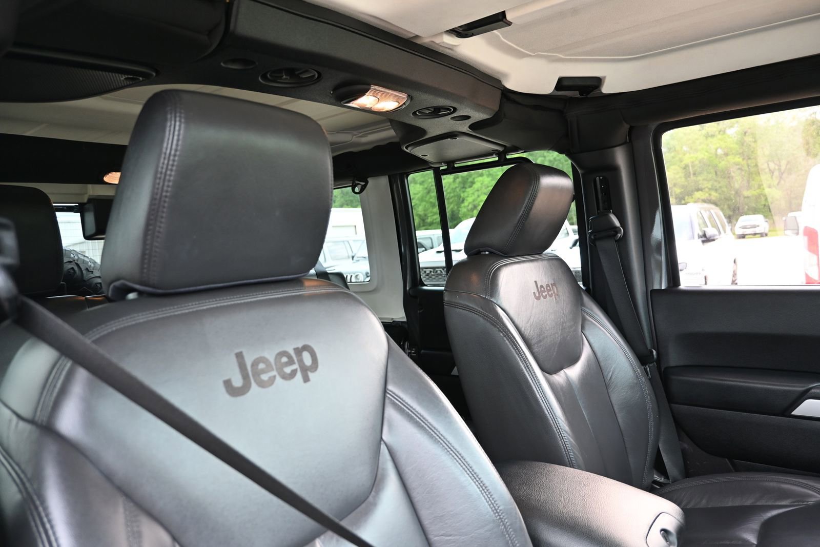 Used 2016 Jeep Wrangler Unlimited Sahara w/ Connectivity Group image 26